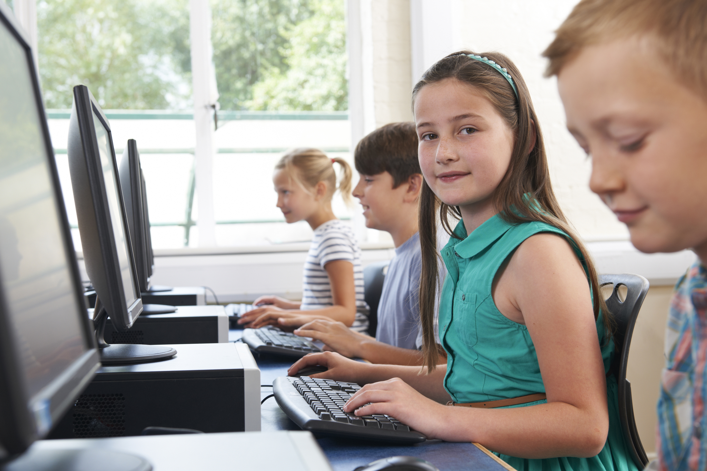 Компьютер дети школа. Ребенок за компьютером. Ученик за компьютером. Дети за компьютером в школе. Школьник за компом.